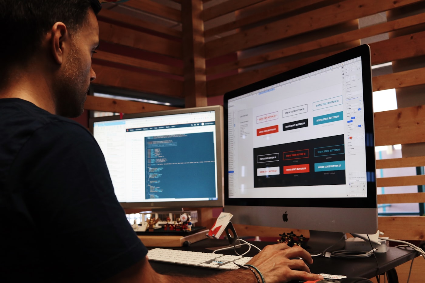 Designér Dream space pracuje na návrhu webu a uživatelského rozhraní